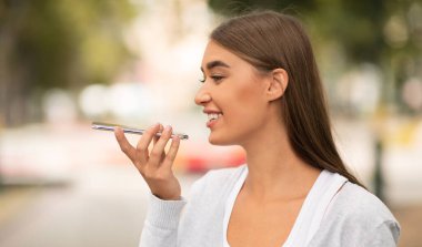 Gülümseyen Kız Parkta Yürüyen Akıllı Telefon Ses Asistanı