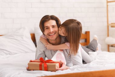 Sevgi dolu kız babasını Babalar Günü ile selamlıyor.