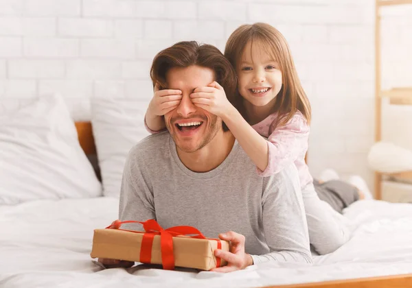 Menina brincalhão cumprimentando seu pai amado com aniversário — Fotografia de Stock