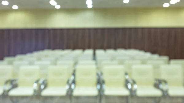 Θολή φωτογραφία. Καρέκλες στο εσωτερικό της αίθουσας συνεδριάσεων — Φωτογραφία Αρχείου
