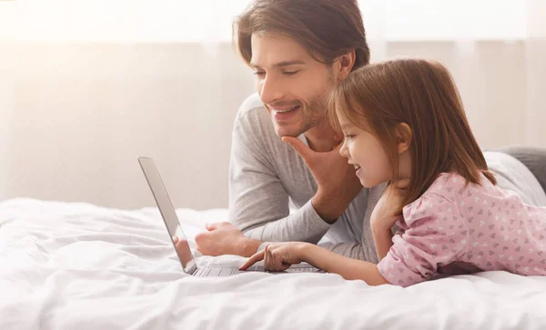 Kislány tanul, hogyan kell használni a laptop, fiatal apa segít — Stock Fotó