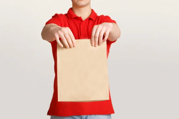 Ta emot paket och hand till hand leverans. kurir ger paket till kunden — Stockfoto