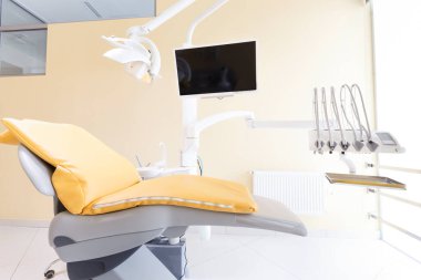 Dolapta rahat profesyonel koltuk ve tıbbi aletler