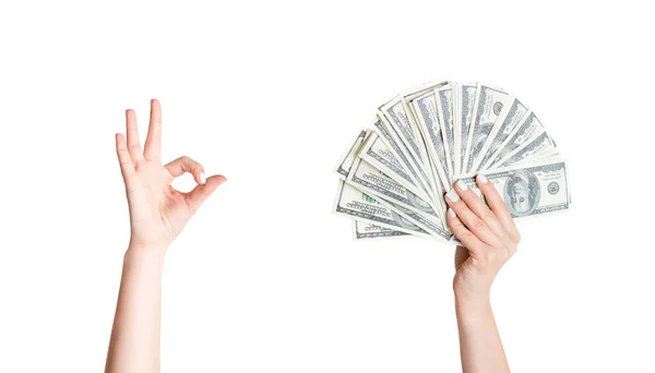 Chica joven con fan del dinero mostrando gesto bien en el fondo blanco, de cerca. Panorama —  Fotos de Stock