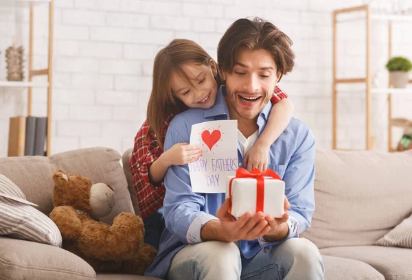 Carino bambina dando regalo a suo padre — Foto Stock
