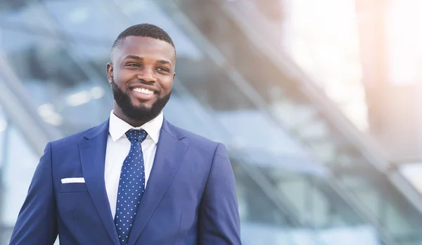 Joyful Businessman sonriendo de pie en el área urbana de la ciudad — Foto de Stock