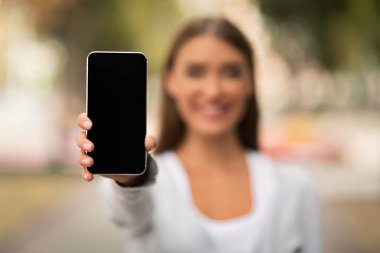 Tanımlanamayan Kadın Cep Telefonunu Gösteriyor Boş Ekran Dışarıda Duruyor, Model