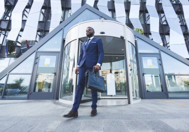 Afro-Amerikalı İşadamı İş Sonrası Şehir Bölgesinde Yürüyor