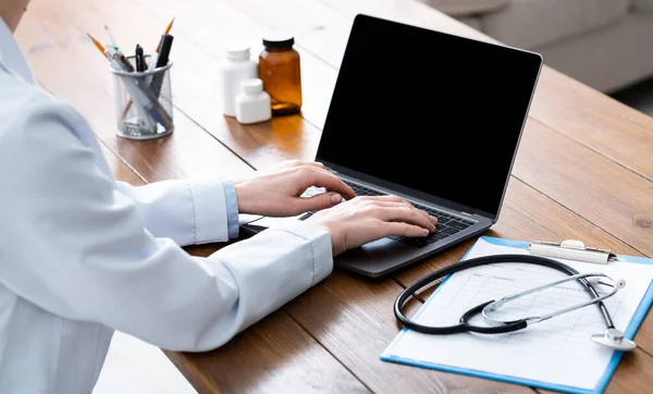 Noteer medische geschiedenis. Vrouwelijke dokter werkt aan laptop — Stockfoto