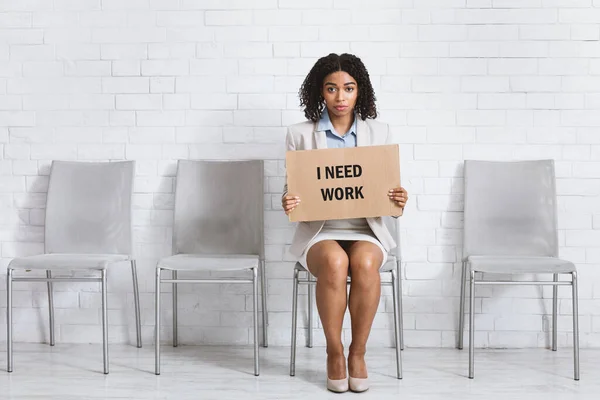 Kétségbeesett nő, aki azt írja, hogy munkára van szükségem, miközben állásinterjúra várok a cégnél. A szöveg helye — Stock Fotó