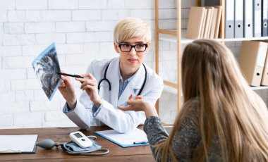 Dişçi kadın hasta sorununu ofiste açıklıyor