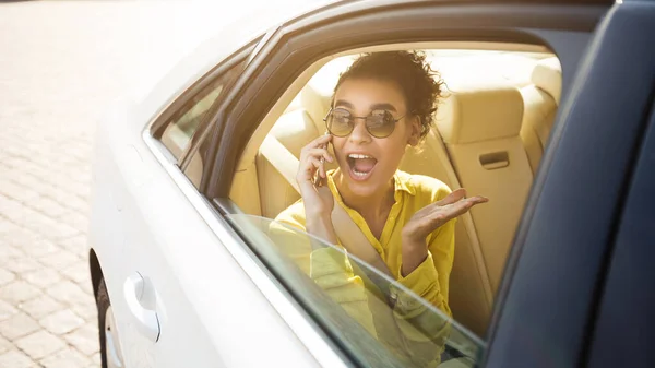 Vrolijk meisje chatten op telefoon zitten in de auto, Panorama — Stockfoto