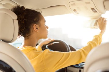 Test Sürüşü sırasında Aynaları Ayarlayan Afrikalı Kadın Otomatik Kontrol Ediyor, Arka Görünüm