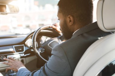 Tanınmayan Sürücü Düğmelere Basıyor Araba Sürücüsü, Arka Görünüm