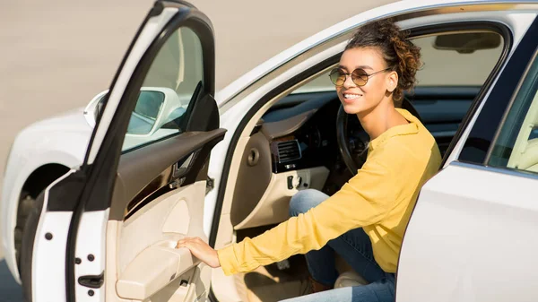 Glückliche Frau steigt nach Fahrt im Freien aus Auto aus, Panorama — Stockfoto