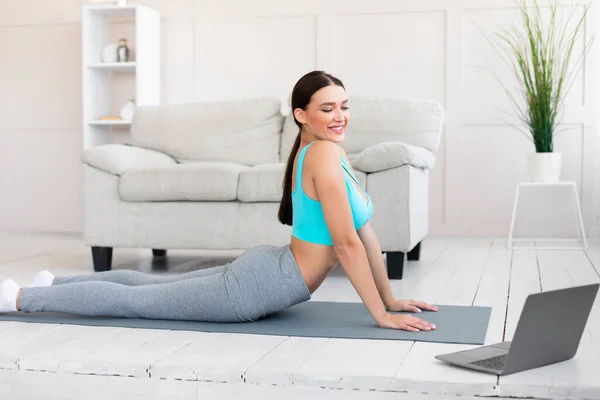 Ragazza che esercita Guardando Web Palestra di formazione Stretching a casa — Foto Stock