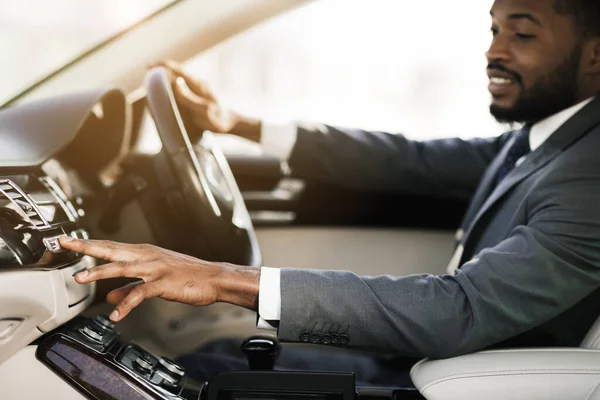 Αγνώριστο αφρικανικό Driver οδήγησης αυτοκινήτου ωθώντας το κουμπί κάθεται στο Auto — Φωτογραφία Αρχείου