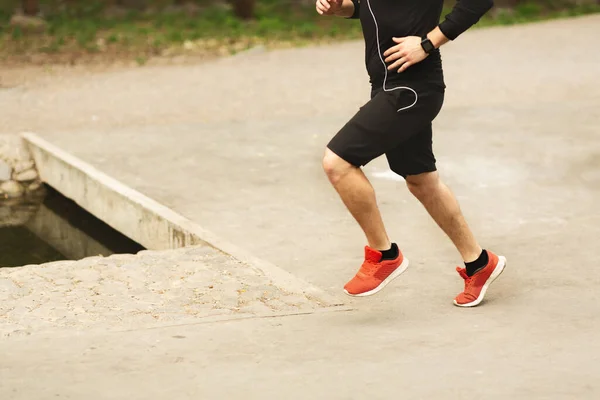 Mann läuft im Park, Seitenansicht der Beine — Stockfoto
