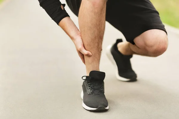 カーフスポーツ筋肉損傷。脚の筋肉痛のランナー — ストック写真