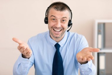 Kulaklıklı Adam Gülümseyen Adam Müşteri Destek Ofisinde Oturuyor