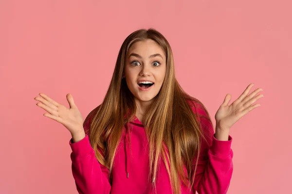 Vyjádření překvapení a štěstí. Emocionální teen dívka s otevřenými ústy roztahuje ruce — Stock fotografie