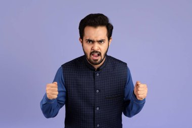 Milenyum Hindistanlı adam renk geçmişine karşı öfkeyle yumruklarını sıkıyor.