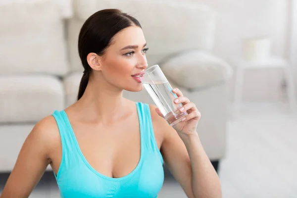 Fit Lady pití sklenice vody hubnutí doma — Stock fotografie