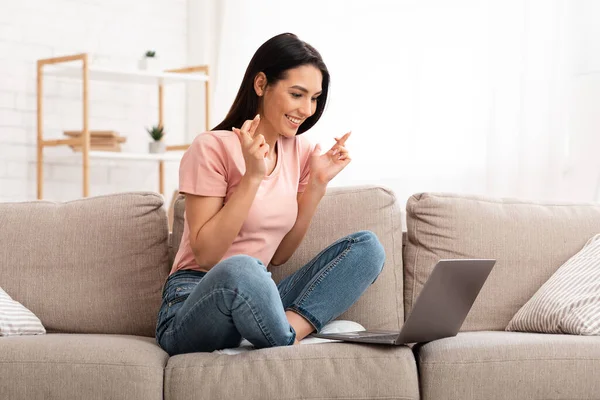 Chica suplicando algo con los dedos cruzados — Foto de Stock