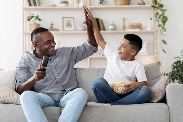 Το μαύρο αγόρι και ο χαρούμενος παππούς του να χαριεντίζονται μεταξύ τους — Φωτογραφία Αρχείου