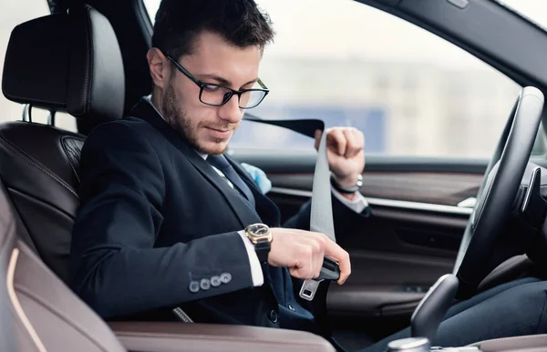 Business Man Putting On Seat Belt Sitting In Luxury Car — Stock Photo, Image