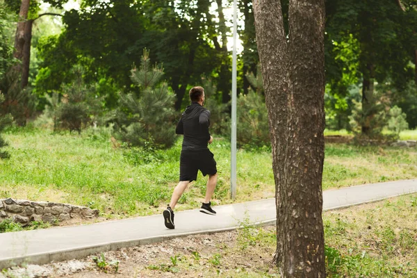 Fitness sportovní muž běží v lese stezka — Stock fotografie