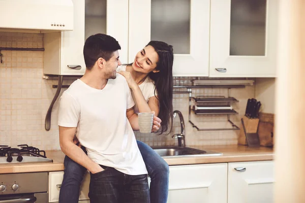 Adorável família desfrutando de chá juntos em seu apartamento — Fotografia de Stock