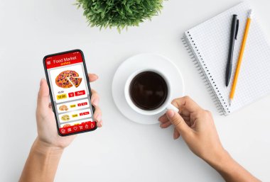 Cep telefonu uygulamasından pizza seçiyorum. Pizza siparişi veriyorum.