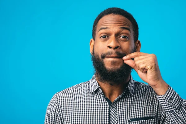 Engraçado homem negro fazendo zíper lábios gesto com a mão — Fotografia de Stock