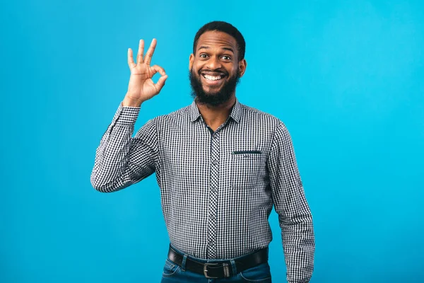 Feliz preto cara gestos ok sinal e sorrindo — Fotografia de Stock