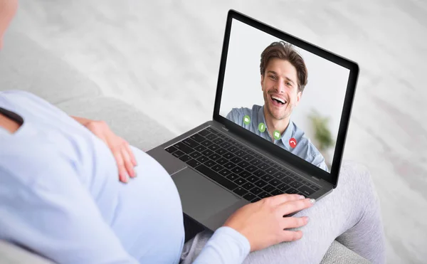 Flicka gör videosamtal på laptop utomhus, chatta med mannen — Stockfoto
