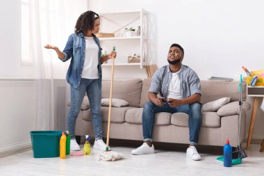 Tatminsiz Afrikalı Kadın, Temizlik yaparken Tembel Koca 'ı Suçluyor Video Oyunları Oynuyor