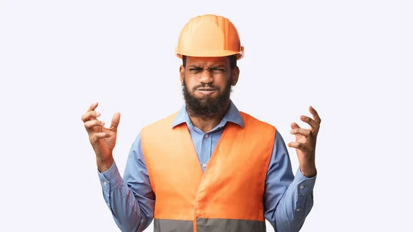 Trabalhador de Construção Louco Posando Gestos Emocionalmente Sobre Fundo Branco, Panorama — Fotografia de Stock
