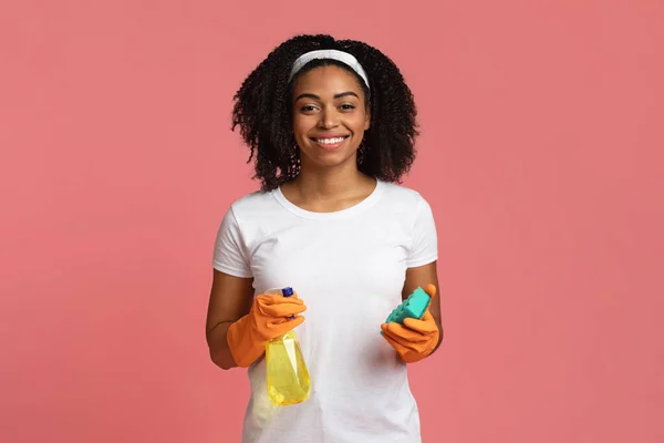 Limpeza de Primavera. Mulher Africano-Americana Positiva Posando Com Ferramentas Domésticas Nas Mãos — Fotografia de Stock