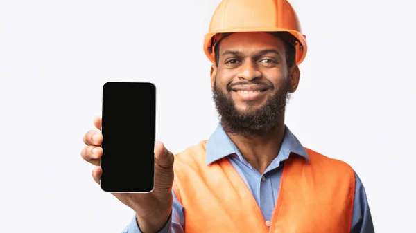 Black Builder Workman Wyświetlanie Smartphone pusty ekran na białym tle — Zdjęcie stockowe
