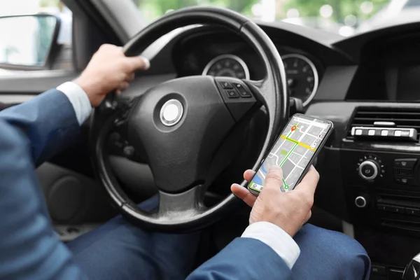 Blisko człowieka za pomocą smartfona z aplikacją gps w samochodzie — Zdjęcie stockowe
