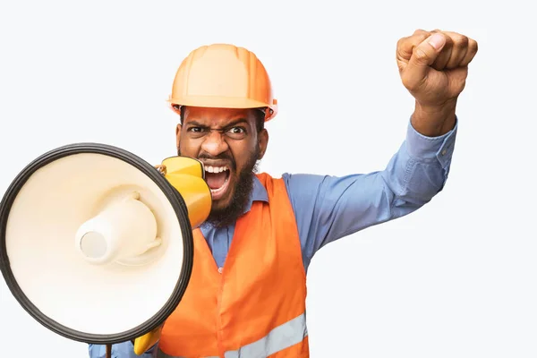 Emocional preto trabalhador da construção gritando em Megaphone, Studio Shot — Fotografia de Stock