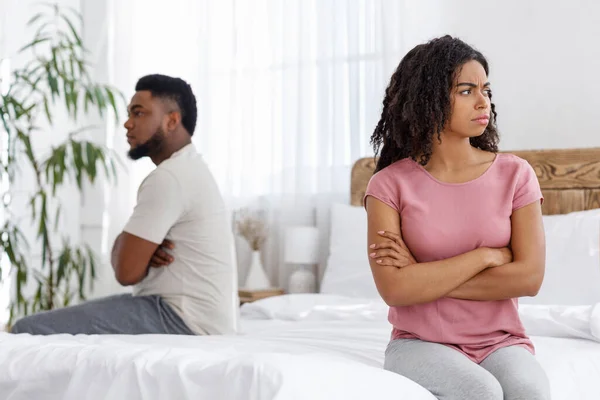 Jong getrouwd stel in crisis, gescheiden op bed zitten — Stockfoto