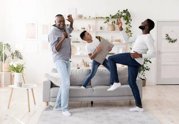 Trzy pokolenia mężczyzn bawiących się razem w domu, — Zdjęcie stockowe
