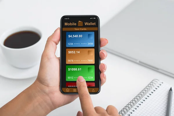 Cell phone with mobile wallet online shopping on the screen — Stock Photo, Image