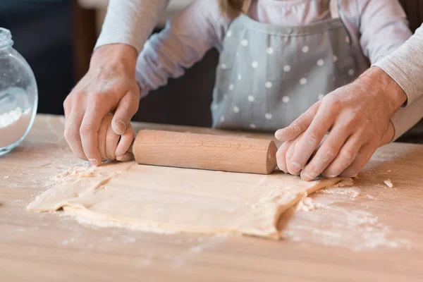 Tată Helping Pentru Mic Fiică Roll The Dough Pe Masa De Bucătărie — Fotografie, imagine de stoc