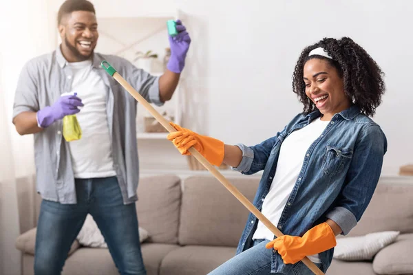 Diversão de Limpeza de Primavera. Casal Africano alegre Enganando Juntos Enquanto Brincando Seu Apartamento — Fotografia de Stock