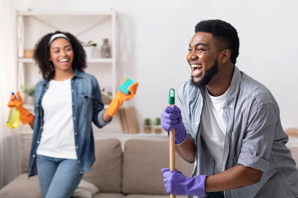 Positiv schwarz pärchen having spaß während clean nach oben ihre flach — Stockfoto