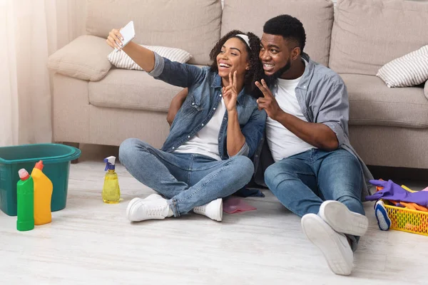 Ευτυχισμένο μαύρο ζευγάρι λαμβάνοντας Selfie στο Smartphone μετά την τακτοποίηση επίπεδη — Φωτογραφία Αρχείου