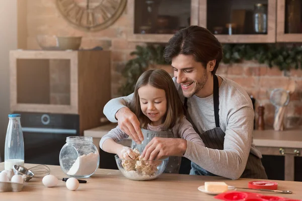 Otec a dcera připravují těsto na pečení sušenek společně, těší domácí jídlo — Stock fotografie